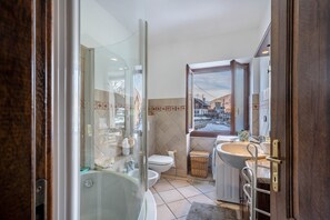 Regadera, secadora de cabello, toallas 