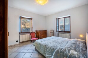 2 makuuhuonetta, silitysrauta/-lauta, ilmainen Wi-Fi, vuodevaatteet