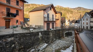 A stone bridge, a small canal, and buildings with balconies and windows. - Apartment 'Daniela' with Mountain View, Balcony and Wi-Fi (Druogno)