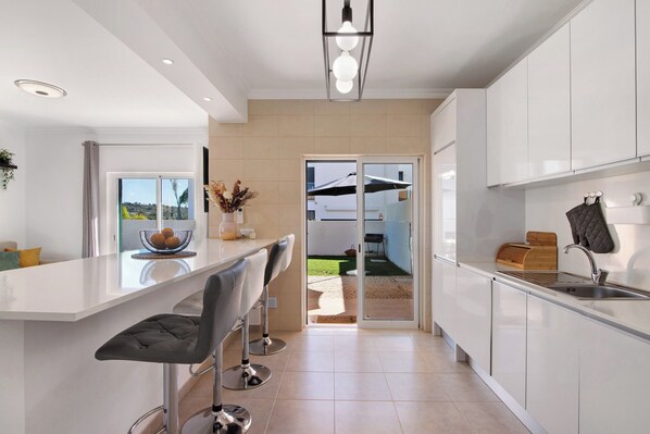 Fridge, microwave, oven, stovetop