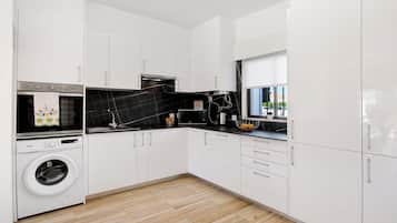 Frigorifero, microonde, forno, piano cottura