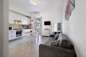 TV - Apartment 'Casa Vacanza Nel Cuore Di Loano' with Balcony, Wi-Fi and Air Conditioning (Loano)