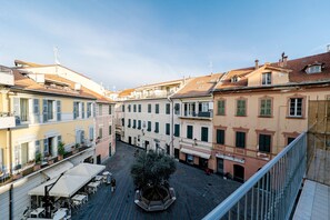Outdoor dining - Apartment 'Casa Vacanza Nel Cuore Di Loano' with Balcony, Wi-Fi and Air Conditioning (Loano)