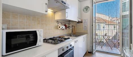 Frigorifero, microonde, forno, piano cottura