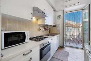 Fridge, microwave, oven, stovetop - Apartment 'Casa Vacanza Nel Cuore Di Loano' with Balcony, Wi-Fi and Air Conditioning (Loano)