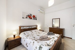 2 bedrooms, iron/ironing board, free WiFi, bed sheets - Apartment 'Casa Vacanza Nel Cuore Di Loano' with Balcony, Wi-Fi and Air Conditioning (Loano)