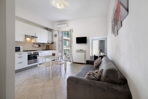 TV - Apartment 'Casa Vacanza Nel Cuore Di Loano' with Balcony, Wi-Fi and Air Conditioning (Loano)