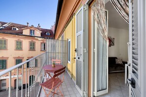 Outdoor dining - Apartment 'Casa Vacanza Nel Cuore Di Loano' with Balcony, Wi-Fi and Air Conditioning (Loano)