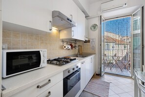 Fridge, microwave, oven, stovetop - Apartment 'Casa Vacanza Nel Cuore Di Loano' with Balcony, Wi-Fi and Air Conditioning (Loano)