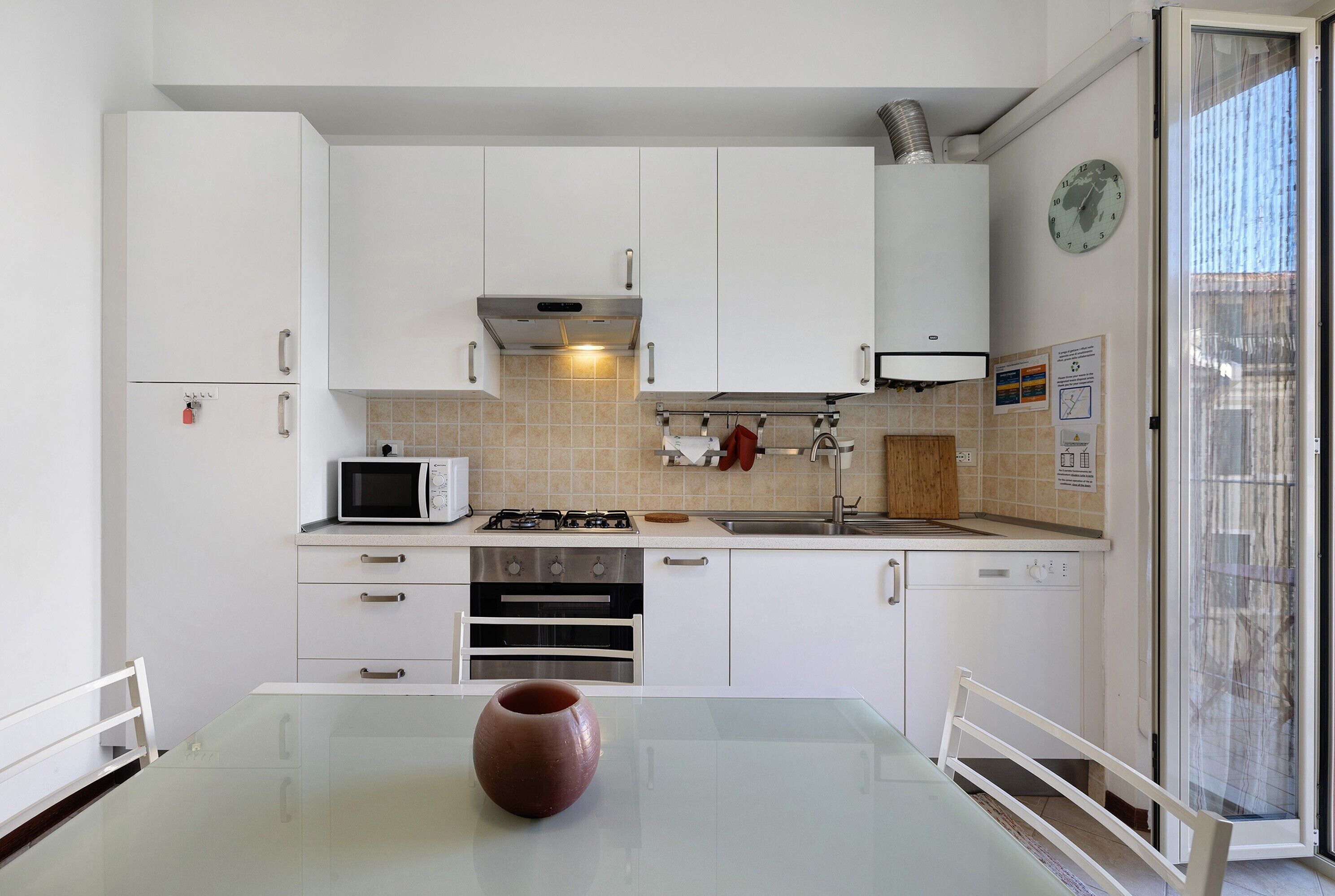 Frigorifero, microonde, forno, piano cottura