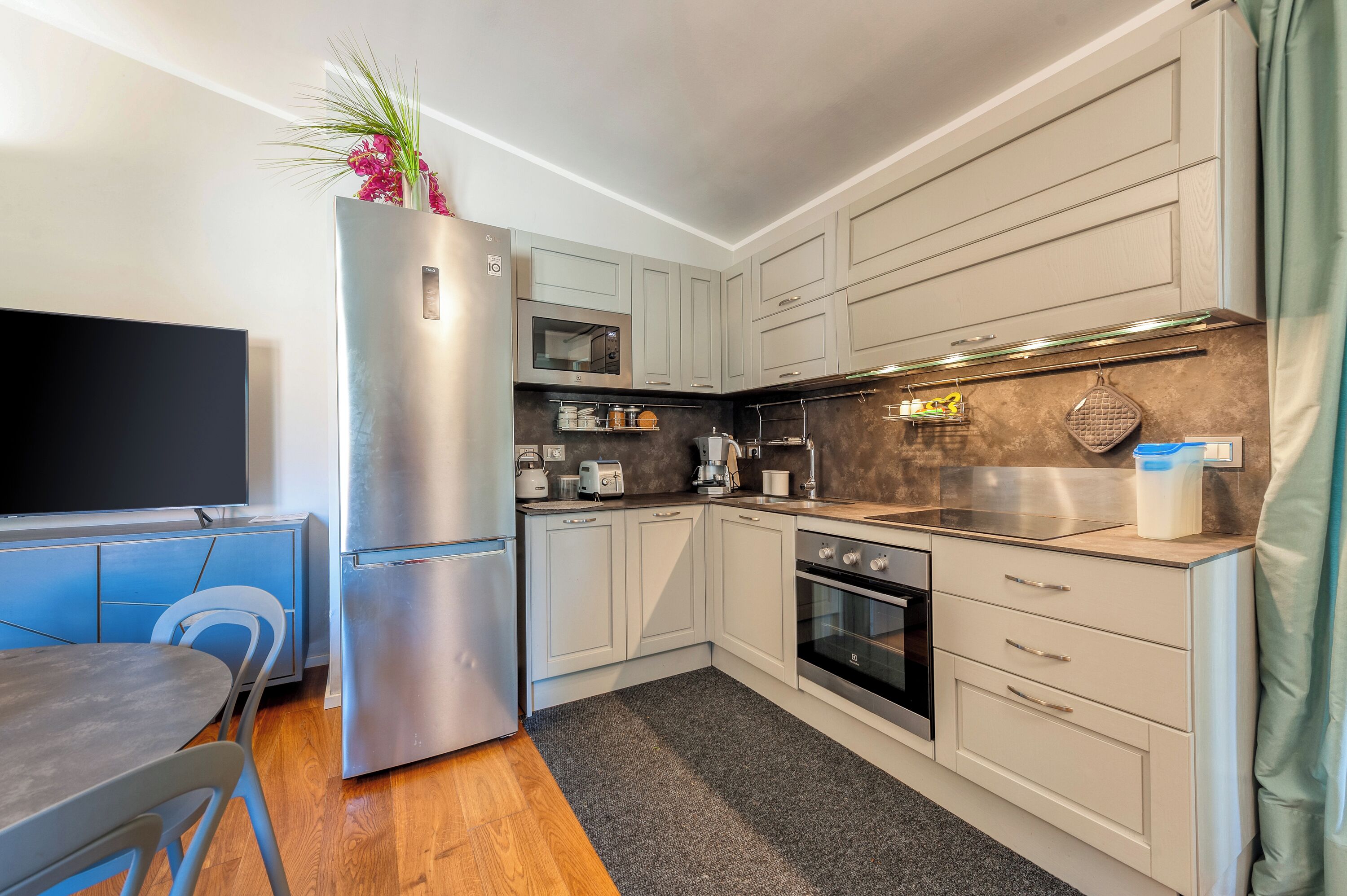 Mikrowelle, Ofen, Herdplatte, Geschirrspüler