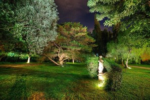 Property grounds - Villa 'Dependance' with Shared Pool, Wi-Fi and Air Conditioning (Lecce)