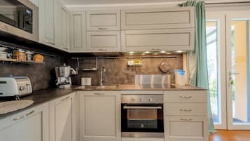 Microonde, forno, piano cottura, lavastoviglie