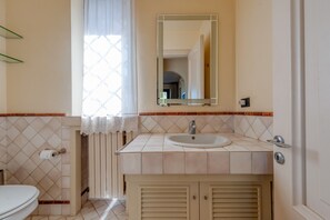 Een douche, een haardroger, handdoeken