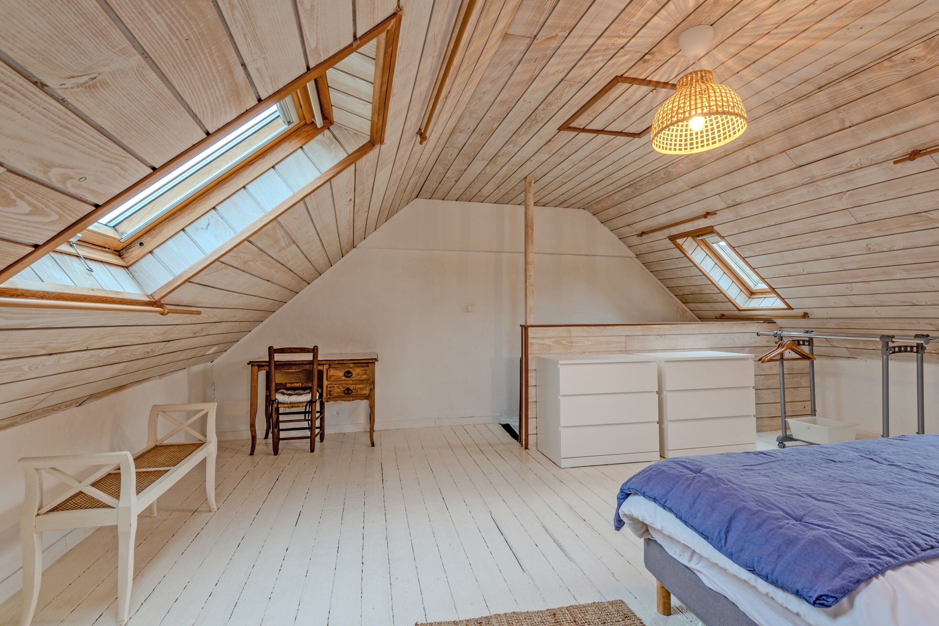 4 bedrooms, iron/ironing board, free WiFi, bed sheets