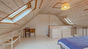 4 bedrooms, iron/ironing board, free WiFi, bed sheets