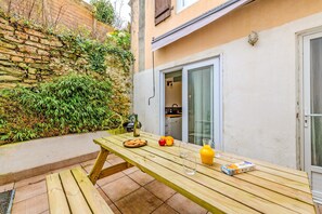 Outdoor dining - Seaside House for 8 – GR34 on Foot – Portsall / Ty Abéric (Ploudalmézeau)