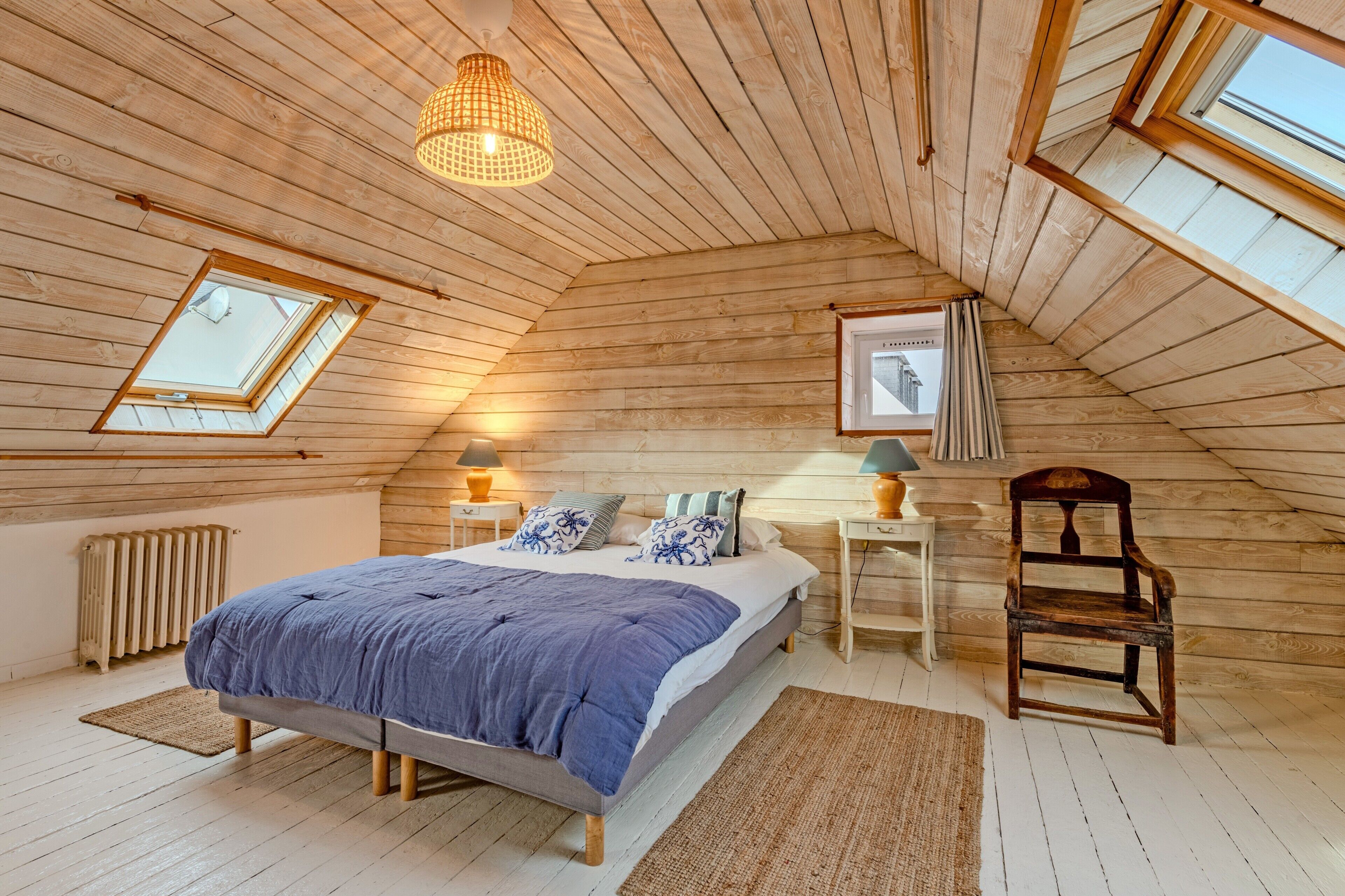 4 bedrooms, iron/ironing board, free WiFi, bed sheets