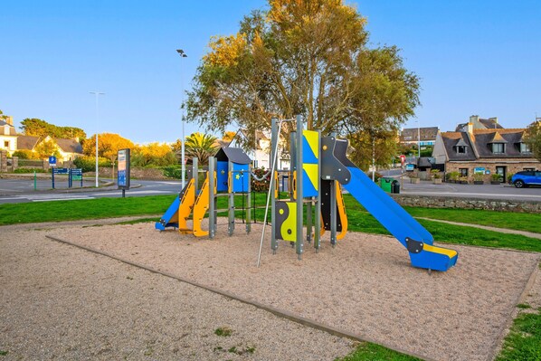 Un parque infantil con toboganes y estructuras para escalar.