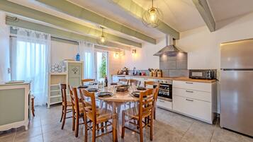 Een koelkast, een microgolfoven, een oven, een kookplaat