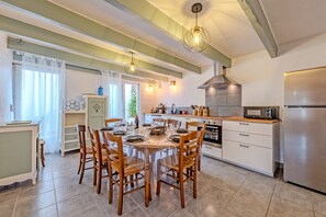 Fridge, microwave, oven, stovetop - Seaside House for 8 – GR34 on Foot – Portsall / Ty Abéric (Ploudalmézeau)