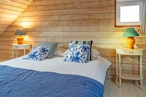 4 bedrooms, iron/ironing board, free WiFi, bed sheets