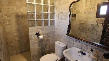 Een douche, een haardroger, handdoeken