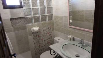 Douche, sèche-cheveux, serviettes fournies