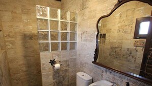 シャワー、ヘアドライヤー、タオル