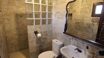 Een douche, een haardroger, handdoeken