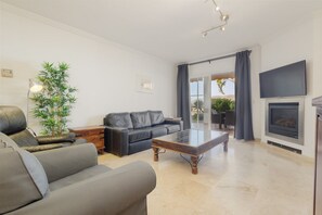 TV, fireplace - Apartment with private terrace and panoramic views, Balcones del Lago, Istán (Istán)