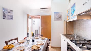 Geladeira, fogão, cooktop, talheres/pratos/utensílios de cozinha