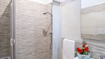 Een douche, een haardroger, handdoeken