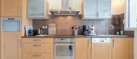 ثلاجة، ميكروويف، فرن، موقد طهي مسطح