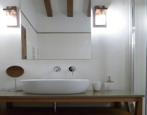 Douche, sèche-cheveux, serviettes fournies