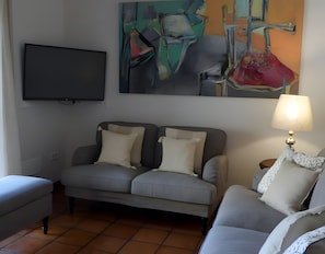 Televisión, chimenea, reproductor de DVD y tenis de mesa 