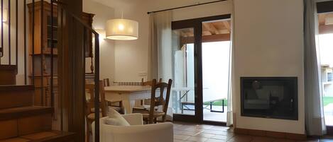 Télévision, cheminée, lecteur de DVD, table de tennis de table