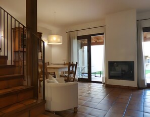 Télévision, cheminée, lecteur de DVD, table de tennis de table