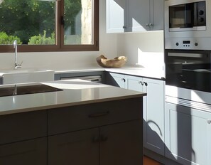 Réfrigérateur, micro-ondes, four, plaque de cuisson