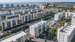 Ein Hochhaus-Hotel mit zahlreichen Stockwerken, einer Marina mit Booten und freiem Blick auf den Ozean.