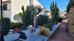A garden with cacti and a no-dog sign. - Apartment 'Ola De Mar' with Shared Pool, Wi-Fi and Air Conditioning (Estepona)