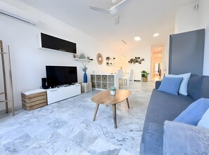 TV - Apartment 'Ola De Mar' with Shared Pool, Wi-Fi and Air Conditioning (Estepona)