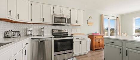 Refrigerador, microondas, horno, placa de cocina