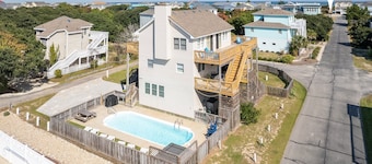 White Horses: Private Pool, Hot Tub, Dog-friendly, 675 Ft to Beach