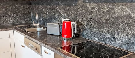 Een koelkast, een microgolfoven, een oven, een vaatwasser