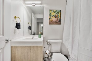 Asciugacapelli, bidet, asciugamani, sapone