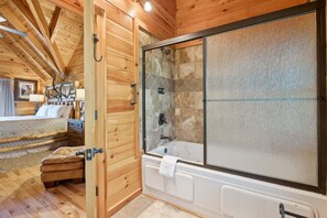 Dusche, Whirlpool, Haartrockner, Handtücher