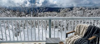 Chamonix Chalet – Spacious 3-Bed Mount Buller Ski Chalet near Bourke Street Lift