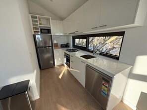 Fridge, microwave, oven, stovetop - Mt Buller 3BR Family Chalet-Spacious+ Cozy Touches (Mount Buller)