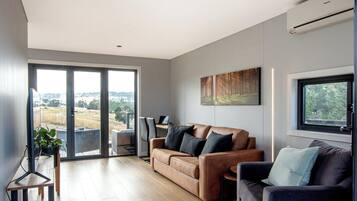 Una Smart TV, libros, un reproductor estéreo